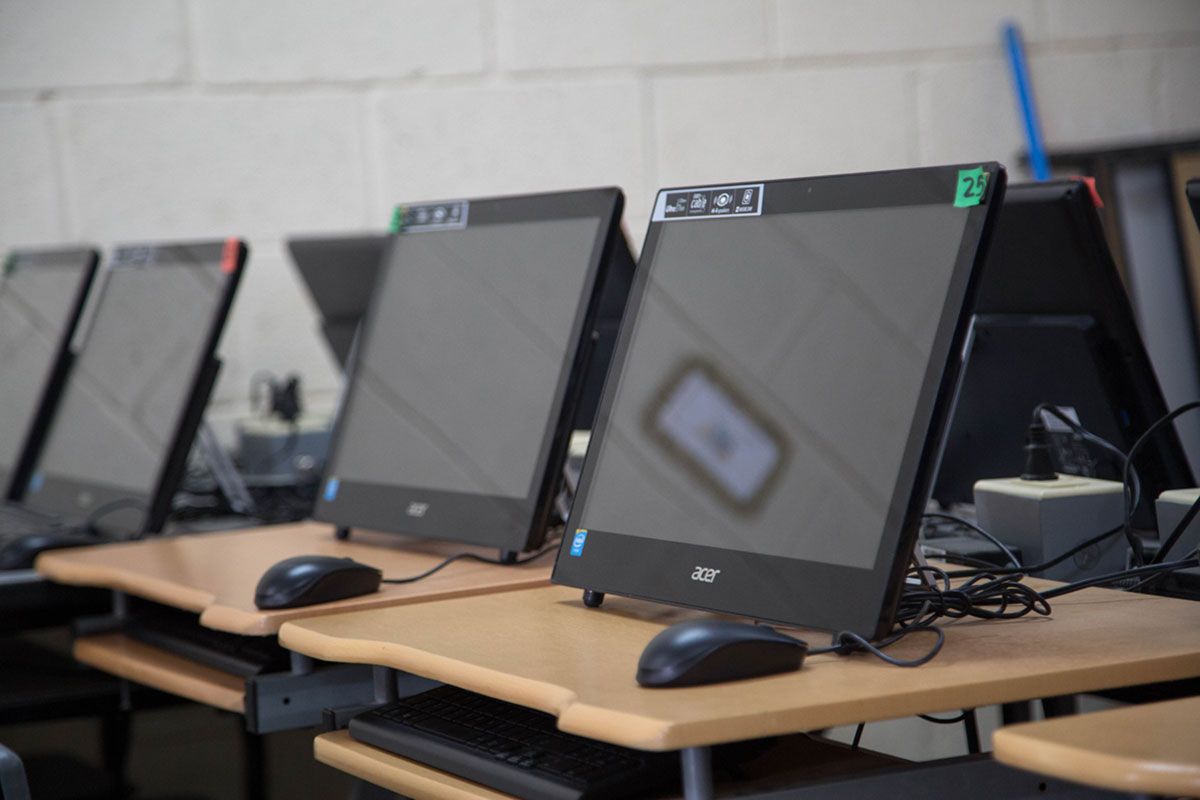 Aula de computación apoyada por los programas comunitarios de COINSU