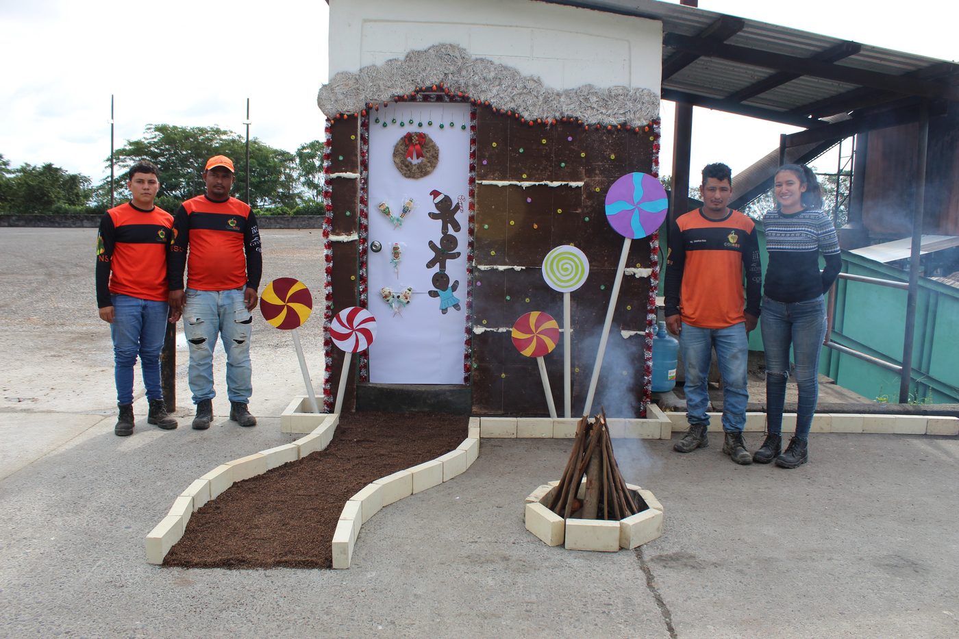 Colaboradores frente a la decoración navideña de la planta